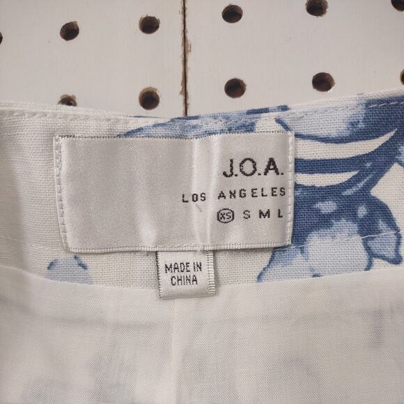 J.O.A. Los Angles Linen Floral Shorts, Size XS - Picture 5 of 9